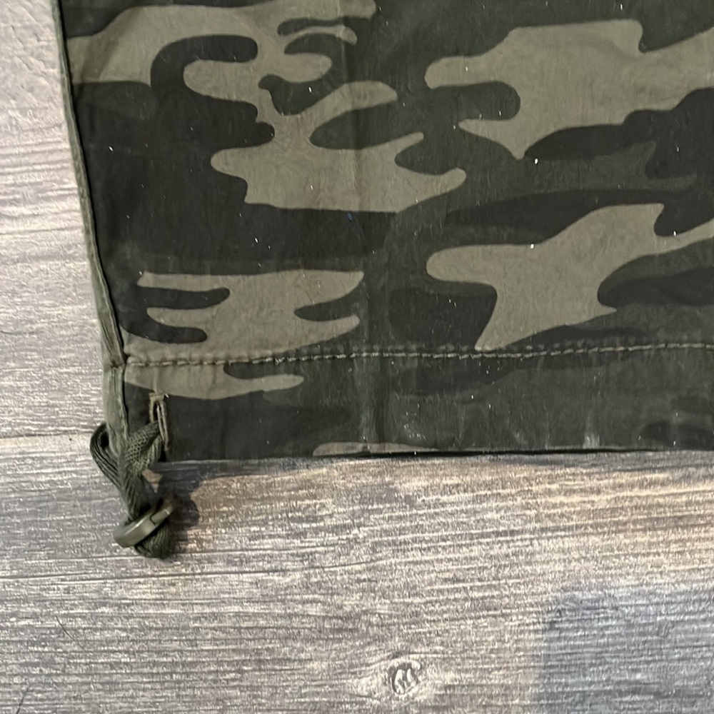 New Sanctuary Cargo Pants Size 30. Camo design - Picture 3 of 6